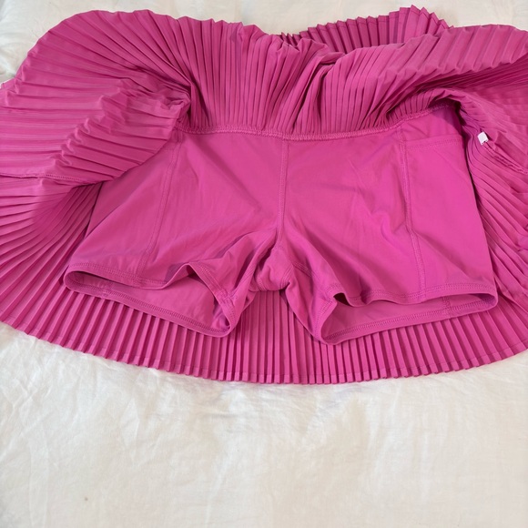 Joy lab size medium pink pleated Scort with built in shorts - Picture 4 of 7